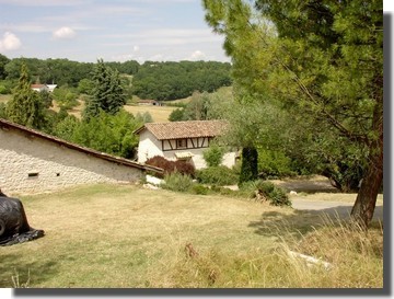 Le gîte depuis le chemin d'arrivée